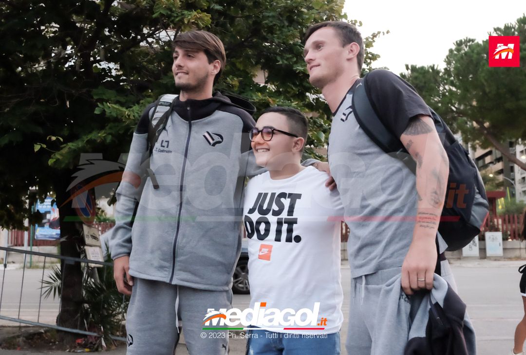 FOTO PALERMO: i giocatori rosanero scattano selfie con i tifosi (GALLERY) - immagine 41