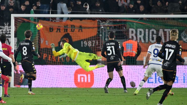 VENICE, ITALY - DECEMBER 05: Giovanni Simeone of Verona scores his team's winnig goal during the Serie A match between Venezia FC v Hellas Verona FC at Stadio Pier Luigi Penzo on December 05, 2021 in Venice, Italy. (Photo by Maurizio Lagana/Getty Images) Verona che “gongola”! Vittoria a Venezia con Caprari e super Simeone! - immagine 1