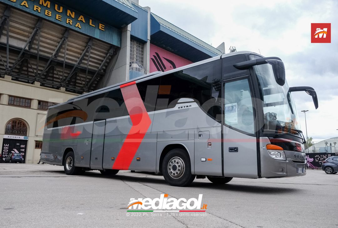 FOTO Palermo: la squadra verso Benevento. Cori e striscioni al “Barbera” (La Gallery) - immagine 37