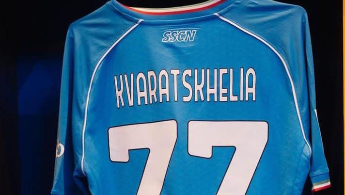 Il Napoli cavalca il trend nostalgico e associa a ogni maglia un calciatore simbolo di quella specifica annata maglia napoli