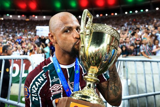 RIO DE JANEIRO, BRAZIL - APRIL 02: Felipe Melo of Fluminense celebrates with the trophy after winning the Campeonato Carioca 2022 against Flamengo as at Maracana Stadium on April 02, 2022 in Rio de Janeiro, Brazil. (Photo by Buda Mendes/Getty Images) Felipe Melo annuncia il ritiro, ma non subito: “Smetto a fine 2025”- immagine 2