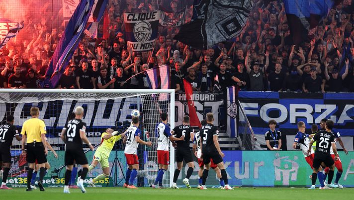 HAMBURG, GERMANY - AUGUST 29: Adam Dzwigala of St Pauli scores his team's first goal past Daniel Heuer Fernandes of Hamburger SV during the Bundesliga match between Hamburger SV and FC St. Pauli at Volksparkstadion on August 29, 2025 in Hamburg, Germany. (Photo by Lars Baron/Getty Images) Amburgo-Heidenheim: streaming live e diretta tv: dove vedere la partita gratis - immagine 1