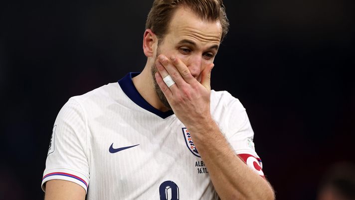 TIRANA, ALBANIA - NOVEMBER 16: Harry Kane of England wipes his face during the FIFA World Cup 2026 qualifier match between Albania and England at Air Albania Stadium on November 16, 2025 in Tirana, Albania. (Photo by Alex Pantling/Getty Images) Mondiale 2026, clamoroso furto all’Inghilterra: sparite scarpe e divise da gioco - immagine 1