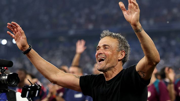 MUNICH, GERMANY - MAY 31: Luis Enrique, Head Coach of Paris Saint-Germain, acknowledges the fans as he celebrates victory with players of Paris Saint-Germain after the UEFA Champions League Final 2025 between Paris Saint-Germain and FC Internazionale Milano at Munich Football Arena on May 31, 2025 in Munich, Germany. (Photo by Lars Baron/Getty Images) Luis Enrique, l’allenatore-atleta: la routine quasi maniacale che lo mantiene in forma a 55 anni - immagine 1