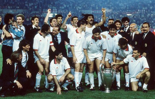 La squadra dell'AC Milan festeggia dopo aver vinto la Coppa finale europea 1990 (da sinistra a destra) Emiliano Verga, Giovanni Stroppa, Diego Fuser, Franco Baresi, Presidente Silvio Berlusconi, Alessandro Costacurta, Alberigo Evani, Andrea Pazzagli, Mauro Tassotti, Daniele Massaro, Ruud Gullit, Carlo Ancelotti, Paolo Maldini, Marco Pullo, Alessandro Costacurta, Marco Simone, Arrigo Sacchi, Silvano Ramaccioni durante la partita tra AC Milan e Benfica allo Stadio Prater del 23 aprile 1990 a Vienna, Austria Silvio Berlusconi, gli anni d’oro del Milan e la Serie A col Monza- immagine 2