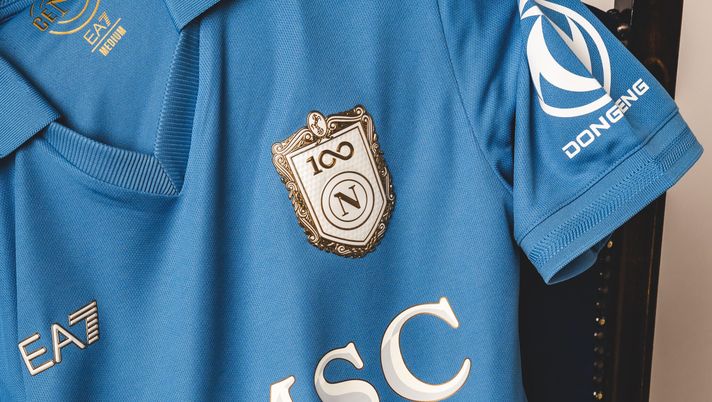 La maglia Home del Napoli per la stagione 2026/27 (quella del Centenario) entra in commercio: tutte le info. maglia centenario napoli