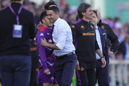 FLORENCE, ITALY - MARCH 30: Head coach Raffaele Palladino manager of ACF Fiorentina celebrates victory after during the Serie A match between Fiorentina and Atalanta at Stadio Artemio Franchi on March 30, 2025 in Florence, Italy. (Photo by Gabriele Maltinti/Getty Images) La Fiorentina non si pone limiti e vola: Palladino alza il tiro- immagine 2