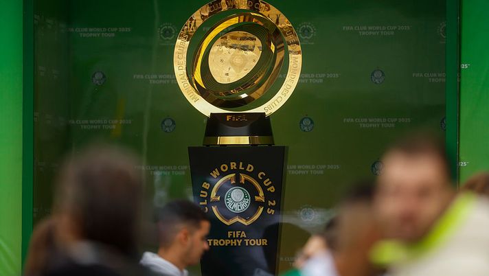 SAO PAULO, BRAZIL - MAY 11: The FIFA Club World Cup 2025 trophy is on display before a match between Palmeiras and Sao Paulo as part of Brasileirao 2025 at the Arena Barueri on May 11, 2025 in Barueri, Sao Paulo, Brazil. The tour will then move on to Mexico. The Cup Tour will end in Miami, the city of the opening match of the competition, scheduled for June 14. The first edition of the new competition will be played in the United States between June 14 and June 15. (Photo by Miguel Schincariol/Getty Images) Tutto pronto per il Mondiale per Club: date, regole e squadre del grande evento - immagine 1