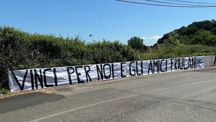 Roma, striscione a Trigoria: “Vinci per noi e per gli amici friulani” Roma, striscione a Trigoria: “Vinci per noi e per gli amici friulani” - immagine 1