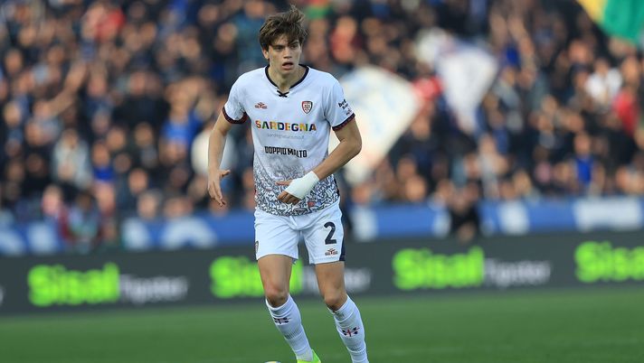 PISA, ITALY - MARCH 15: Marco Palestra of Cagliari Calcio in action during the Serie A match between Pisa SC and Cagliari Calcio at Arena Garibaldi on March 15, 2026 in Pisa, Italy. (Photo by Gabriele Maltinti/Getty Images) Palestra, il Newcastle fa sul serio: si allontana un obiettivo per il Napoli? - immagine 1