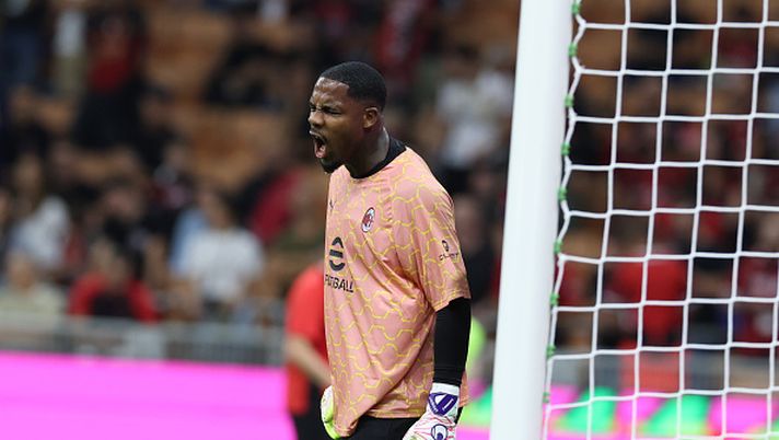 MILAN, ITALY - SEPTEMBER 14: Mike Maignan of AC Milan warms up ahead before the Serie A match between AC Milan and Bologna FC 1909 at Giuseppe Meazza Stadium on September 14, 2025 in Milan, Italy. (Photo by Claudio Villa/AC Milan via Getty Images) Condor