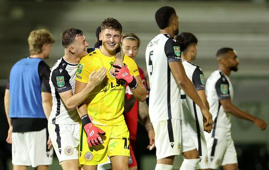 Sam Long del Bromley festeggia con il compagno di squadra Jude Arthurs dopo la vittoria della loro squadra ai calci di rigore. (Photo by Andrew Redington/Getty Images) Carabao, la serata shock dell’Ipswich: spogliatoio allagato, intervallo sul bus e ko con il Bromley- immagine 3