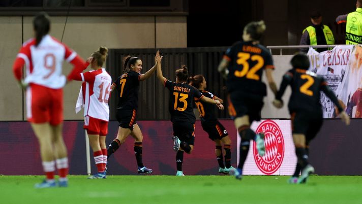 MUNICH, GERMANY - NOVEMBER 15: Manuela Giugliano of AS Roma celebrates with teammates after scoring the team's second goal during the UEFA Women's Champions League group stage match between FC Bayern München and AS Roma at FC Bayern Campus on November 15, 2023 in Munich, Germany. (Photo by Alexander Hassenstein/Getty Images) Champions femminile, Bayern-Roma 2-2: Giugliano e Vens firmano il pari in rimonta - immagine 1