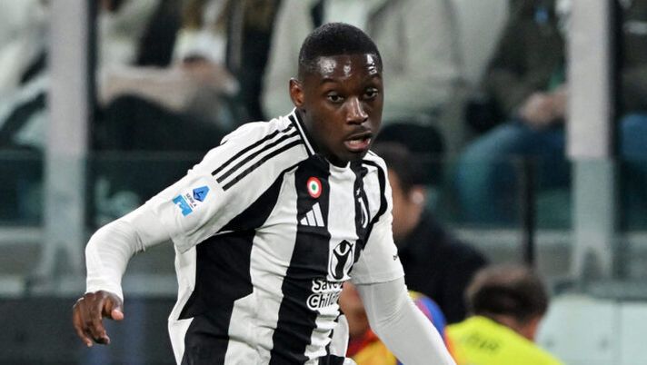 TURIN, ITALY - APRIL 12: Randal Kolo Muani of Juventus runs with the ball during the Serie A match between Juventus and Lecce at Allianz Stadium on April 12, 2025 in Turin, Italy. (Photo by Chris Ricco - Juventus FC/Juventus FC via Getty Images) Gazzetta boccia Kolo Muani: “Smarrito e stralunato”, stesso voto per Weah e Cambiaso - immagine 1