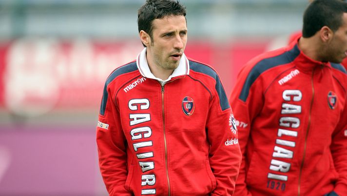 CAGLIARI, ITALIA - MARZO 07: Andrea Cossu of Cagliari durante la Serie A match tra Cagliari Calcio e Catania Calcio allo Stadio Sant'Elia il 7 marzo 2010 a Cagliari, Italia. (Foto di Enrico Locci/Getty Images)
Arriva la condanna per l’ex rossoblù Andrea Cossu: aveva picchiato uno steward dopo Venezia-Cagliari - immagine 1