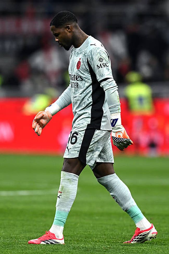 MILAN, ITALY - FEBRUARY 18: Mike Maignan of Milan react with disappointment during the Serie A match between AC Milan and Como 1907 at Giuseppe Meazza Stadium on February 18, 2026 in Milan, Italy. (Photo by Image Photo Agency/Getty Images)