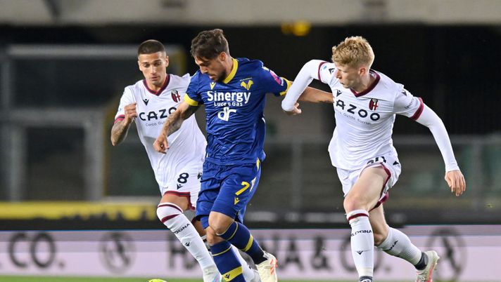 VERONA, ITALY - APRIL 21: Simone Verdi of Hellas Verona battles for possession with Nicolas Dominguez (L) and Jerdy Schouten of Bologna FC and during the Serie A match between Hellas Verona and Bologna FC at Stadio Marcantonio Bentegodi on April 21, 2023 in Verona, Italy. (Photo by Alessandro Sabattini/Getty Images) Carlino – Sacrificare Barrow e Orsolini per tenere Dominguez? - immagine 1