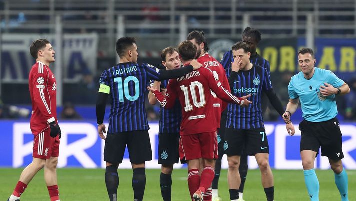 MILAN, ITALY - DECEMBER 09: Nicolo’ Barella of FC Internazionale disputes with Alexis Mac Allister of Liverpool FC during the UEFA Champions League 2025/26 League Phase MD6 match between FC Internazionale Milano and Liverpool FC at Stadio San Siro on December 09, 2025 in Milan, Italy. (Photo by Marco Luzzani/Getty Images) Inter