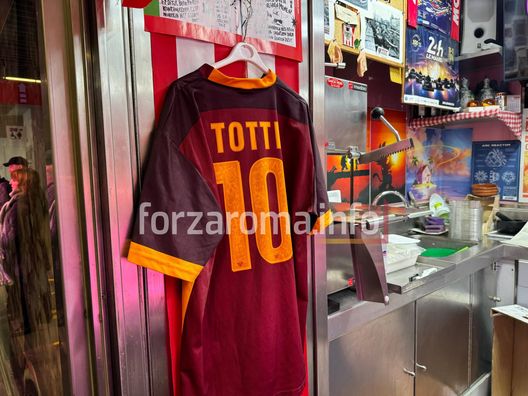 Athletic-Roma, l’amore per Totti senza confini: la maglia esposta al mercato - immagine 1