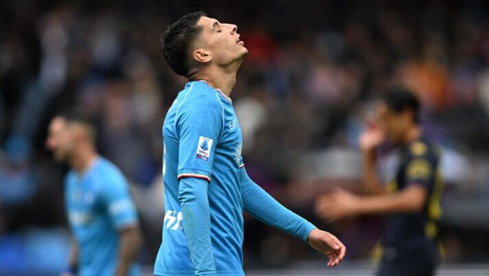 NAPLES, ITALY - NOVEMBER 12: Mathias Olivera of SSC Napoli looks dejected during the Serie A TIM match between SSC Napoli and Empoli FC at Stadio Diego Armando Maradona on November 12, 2023 in Naples, Italy. (Photo by Francesco Pecoraro/Getty Images) Gazzetta: “Napoli, ancora qualche settimana per Olivera: la previsione sul rientro in campo” - immagine 1