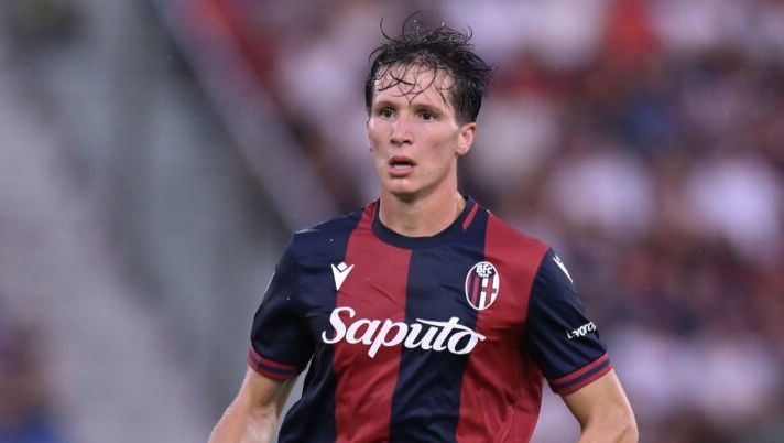 BOLOGNA, ITALY - AUGUST 18: Giovanni Fabbian of Bologna looks on during the Serie A match between Bologna and Udinese at Stadio Renato Dall'Ara on August 18, 2024 in Bologna, Italy. (Photo by Alessandro Sabattini/Getty Images) Fabbian jolly al fantacalcio, gestitelo così all’asta: cosa cambia dopo lo stop di Odgaard - immagine 1