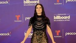 VIDEO / Laura Pausini indossa l’ultimo abito creato per lei da Armani: “Come un abbraccio”