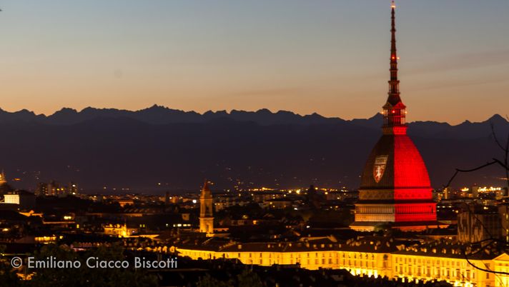 4 maggio: la Mole Antonelliana è granata 4 maggio: la Mole Antonelliana è granata - immagine 1