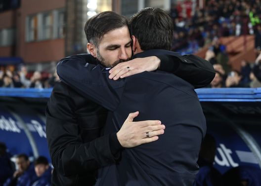 COMO, ITALIA - 03 MARZO: Cesc Fabregas, allenatore del Como 1907, abbraccia l'allenatore dell'FC Internazionale Cristian Chivu durante la partita di Coppa Italia tra Como 1907 e FC Internazionale allo stadio Giuseppe Sinigaglia il 03 marzo 2026 a Como, Italia. (Foto di Marco Luzzani/Getty Images) Noia, agonia e nulla. Como-Inter ci fa capire che la Coppa Italia non funziona- immagine 2