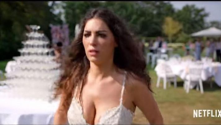 Foto tratta dal trailer di Netflix Yolanthe Cabau protagonista di una commedia romantica che andrà in onda su Netflix - immagine 1