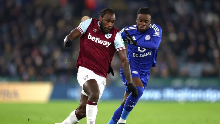 LEICESTER, ENGLAND - DECEMBER 03: Michail Antonio of West Ham United is closed down by Stephy Mavididi of Leicester City during the Premier League match between Leicester City FC and West Ham United FC at The King Power Stadium on December 03, 2024 in Leicester, England. (Photo by Alex Pantling/Getty Images) West Ham, Michail Antonio coinvolto in un brutto incidente stradale: la nota del club - immagine 1
