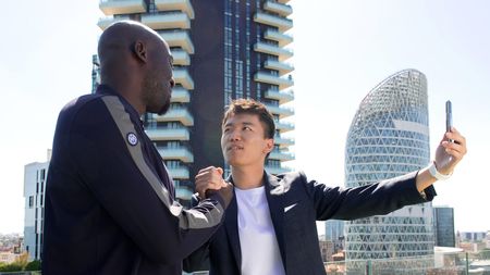 MILAN, ITALY - JUNE 29: (R-L) President of FC Internazionale Steven Zhang takes a selfie with Romelu Lukaku of FC Internazionale at FC Internazionale headquarters on June 29, 2022 in Milan, Italy. (Photo by Mattia Pistoia - Inter/Inter via Getty Images)