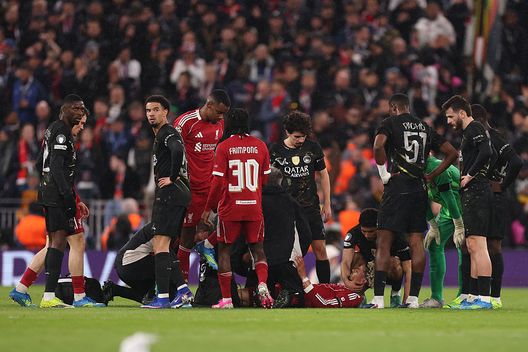 Liverpool, Ekitiké lascia il campo in lacrime. Slot: “Sembra un infortunio grave”- immagine 2
