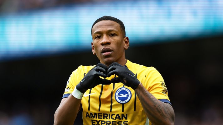 MANCHESTER, ENGLAND - MARCH 15: Pervis Estupinan of Brighton and Hove Albion celebrates scoring his team's first goal during the Premier League match between Manchester City FC and Brighton & Hove Albion FC at Etihad Stadium on March 15, 2025 in Manchester, England. (Photo by Matt McNulty/Getty Images) Estupinan