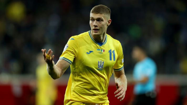 LEVERKUSEN, GERMANY - NOVEMBER 20: Artem Dovbyk of Ukraine gestures during the UEFA EURO 2024 European qualifier match between Ukraine and Italy at BayArena on November 20, 2023 in Leverkusen, Germany. (Photo by Lars Baron/Getty Images) CorSport: “Risonanza al ginocchio per Dovbyk, l’esito e cosa filtra dall’Ucraina” - immagine 1