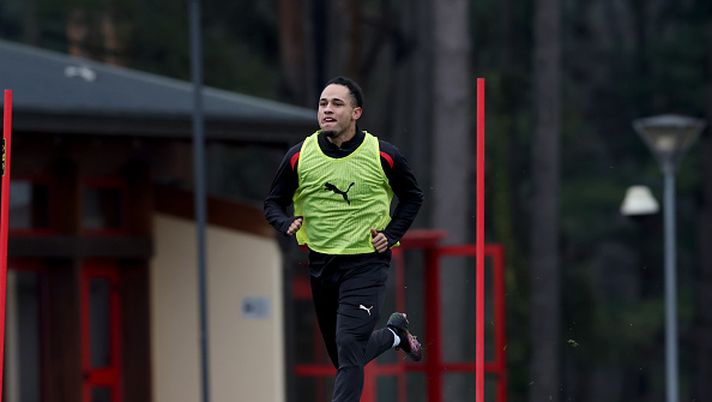 CAIRATE, ITALY - JANUARY 09: Noah Okafor of AC Milan in action during AC Milan training session at Milanello on January 09, 2025 in Cairate, Italy. (Photo by Claudio Villa/AC Milan via Getty Images)  Okafor in gruppo: il ritiro e l’allenamento a San Siro, tutte le novità di Conceicao - immagine 1