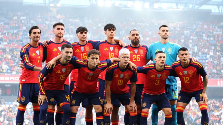 LA CORUNA, SPAIN - JUNE 04: The team of Spain line up during the international friendly match between Spain and Iraq at Riazor Stadium on June 04, 2026 in La Coruna, Spain. (Photo by Florencia Tan Jun/Getty Images) spagna belgio