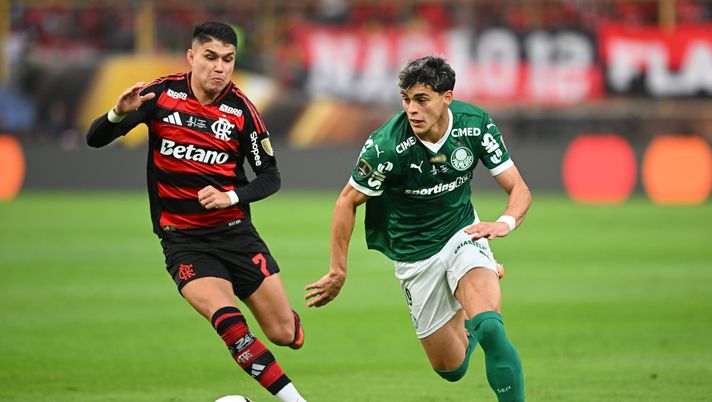LIMA, PERU - NOVEMBER 29: Ramón Sosa of Palmeiras is challenged by Luiz Araujo of Flamengo during the 2025 Copa CONMEBOL Libertadores Final match between Palmeiras and Flamengo at Estadio Monumental on November 29, 2025 in Lima, Peru. (Photo by Rodrigo Valle/Getty Images) Palmeiras-Sporting Cristal: probabili formazioni e streaming gratis - immagine 1