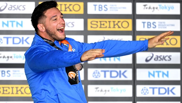 BUDAPEST, HUNGARY - AUGUST 20: Silver medalist Leonardo Fabbri of Team Italy poses for a photo on the stand during the medals ceremony for the Men's Shot Put during day two of the World Athletics Championships Budapest 2023 at National Athletics Centre on August 20, 2023 in Budapest, Hungary. (Photo by Hannah Peters/Getty Images) Fabbri: “Viola Park motivo d’orgoglio. Sarà un’emozione festeggiare al Franchi” - immagine 1