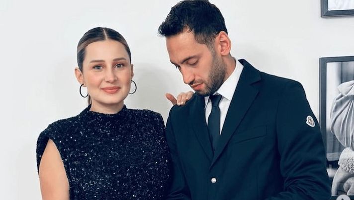 Calhanoglu premiato al Gran Galà del Calcio: sul red carpet con la moglie  Calhanoglu premiato al Gran Galà del Calcio: sul red carpet con la moglie - immagine 1