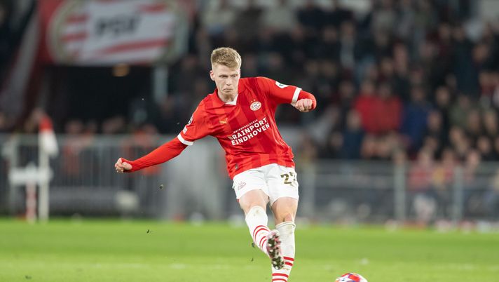 EINDHOVEN, NETHERLANDS - FEBRUARY 20: Jerdy Schouten of PSV Eindhoven during the UEFA Champions League 2023/24 round of 16 first leg match between PSV Eindhoven and Borussia Dortmund at Philips Stadion on February 20, 2024 in Eindhoven, Netherlands. (Photo by Christian Kaspar-Bartke/Getty Images) Schouten alternativa a McTominay, ecco perché piace a Conte: la cifra richiesta - immagine 1