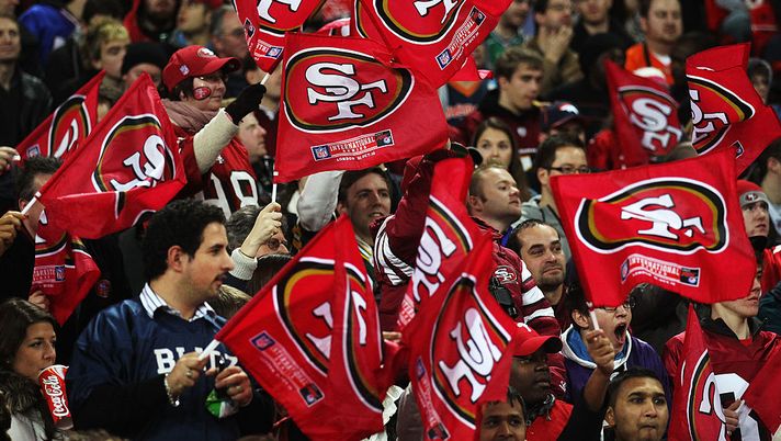 LONDON, ENGLAND - OCTOBER 31: San Francisco 49ers fans waves flags in support of their team during the NFL International Series match between Denver Broncos and San Francisco 49ers at Wembley Stadium on October 31, 2010 in London, England. This is the fourth occasion where a regular season NFL match has been played in London. (Photo by Warren Little/Getty Images) NFL, 49ers-Jaguars: dove vedere il match in diretta TV e streaming LIVE gratis - immagine 1