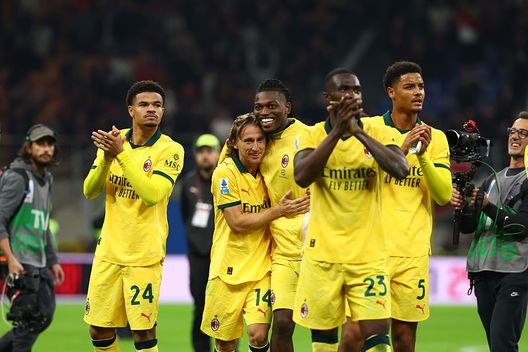 MILAN, ITALY - OCTOBER 19: Zachary Athekame, Luka Modric, Rafael Leao, Fikayo Tomori and Koni De Winter of AC Milan celebrate the victory after the Serie A match between AC Milan and ACF Fiorentina at Giuseppe Meazza Stadium on October 19, 2025 in Milan, Italy. (Photo by Giuseppe Cottini/AC Milan via Getty Images)  milan-pisa-allegri-gilardino-precedenti-statistiche-curiosita-dati-opta-leao-nzola