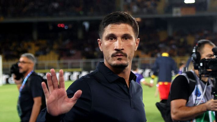 LECCE, ITALY - SEPTEMBER 19: Head coach of Cagliari Fabio Pisacane salutes prior the Serie A match between US Lecce and Cagliari Calcio at Stadio Via del Mare on September 19, 2025 in Lecce, Italy. (Photo by Maurizio Lagana/Getty Images) Pisacane: “Brutta la gogna per Mina, non vorrei succeda questo! Su Caprile e Palestra dico…” - immagine 1