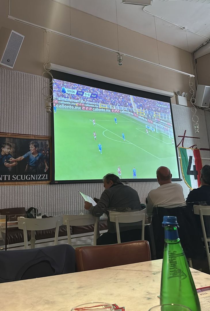 Napoli nel mondo, anche in un bar di New York si tifa azzurro! – LA GALLERY - immagine 6