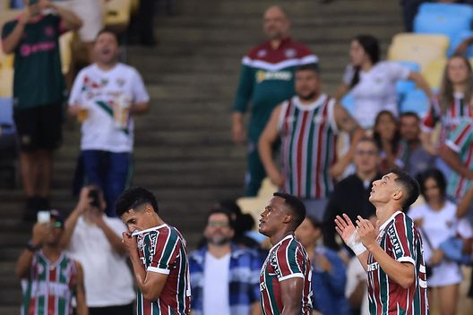 RIO DE JANEIRO, BRASILE - 29 MAGGIO: Serna (D) del Fluminense festeggia il gol con i compagni. (Photo by Buda Mendes/Getty Images) Fluminense, una vittoria che vale oro: incredibile premio per la semifinale- immagine 3