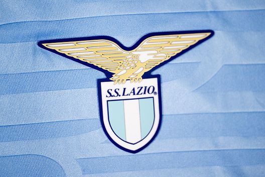 Una vista dettagliata del logo della S.S. Lazio sulla maglia durante il servizio fotografico delle divise delle squadre della fase a gironi della UEFA Champions League 2023/24 presso la Casa del Calcio Europeo, il 23 novembre 2023, a Nyon, Svizzera. (Foto di Kristian Skeie - UEFA/UEFA via Getty Images) Lazio, paura per Maurizio Sarri: ricoverato dopo un malore a fine allenamento- immagine 3