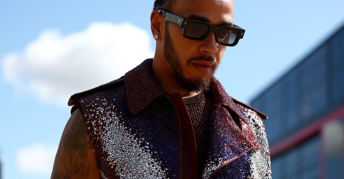 Hamilton, arrivo in grande stile: look da star per il GP di Silverstone Hamilton, arrivo in grande stile: look da star per il GP di Silverstone