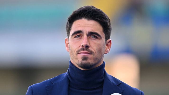 VERONA, ITALY - NOVEMBER 23: Carlos Cuesta, Head Coach of Parma, looks on prior to the Serie A match between Hellas Verona FC and Parma Calcio 1913 at Stadio Marcantonio Bentegodi on November 23, 2025 in Verona, Italy. (Photo by Alessandro Sabattini/Getty Images) Cuesta: “Rispondo così su Guaita e Corvi! Valeri può giocare, Lovik, Oristanio, Ondrejka, Cutrone…” - immagine 1