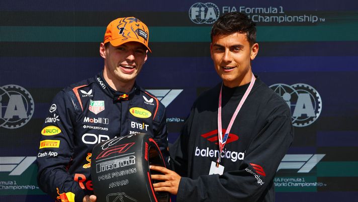 Getty Images GP Silverstone, Dybala ospite nel box Ferrari: poi consegna un premio a Verstappen - immagine 1