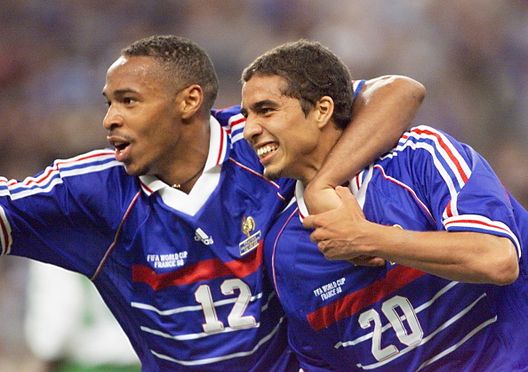 L'attaccante francese David Trezeguet (a destra) viene accolto da Thierry Henry dopo aver segnato il secondo gol, il 18 giugno allo Stade de France di Saint-Denis, durante la partita del Gruppo C dei Mondiali di calcio del 1998 tra Francia e Arabia Saudita. La Francia ha battuto l'Arabia Saudita per 4-0 David Trezeguet tra River e Platense: la carriera del campione francese- immagine 2